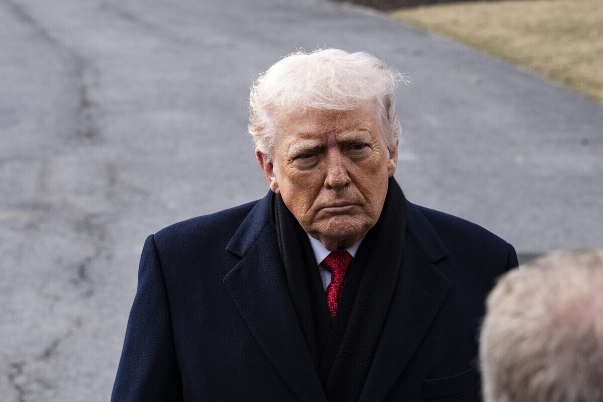 Борт Трампа развернули над Атлантикой из-за сбоя электроники