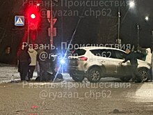 Женщина попала под машину на перекрестке Чкалова и Вокзальной