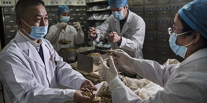 Лекарства традиционной китайской медицины из Вэйнаня спасают больных коронавирусной пневмонией