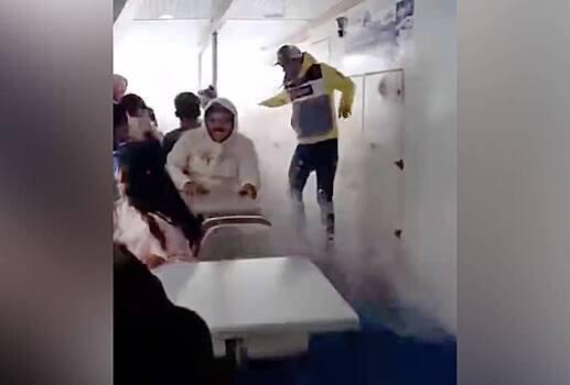 Большая волна обрушилась на паром с туристами и попала на видео