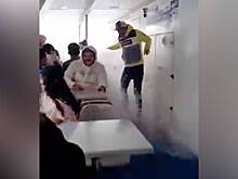 Большая волна обрушилась на паром с туристами и попала на видео