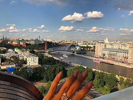 Растрепанная Анна Калашникова припала к мощам и похвасталась маникюром