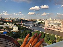 Растрепанная Анна Калашникова припала к мощам и похвасталась маникюром
