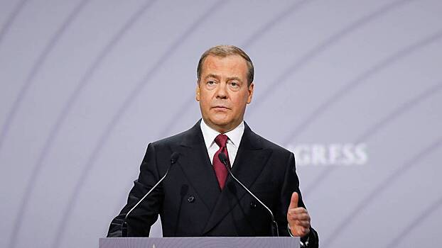 «Литературные выродки»: Медведев ответил на слова уехавших за границу писателей