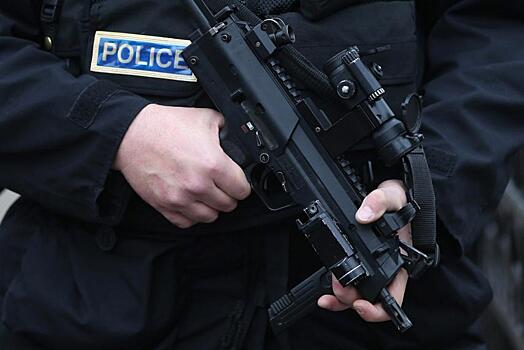 В Британии вооруженный человек взял в заложники семью