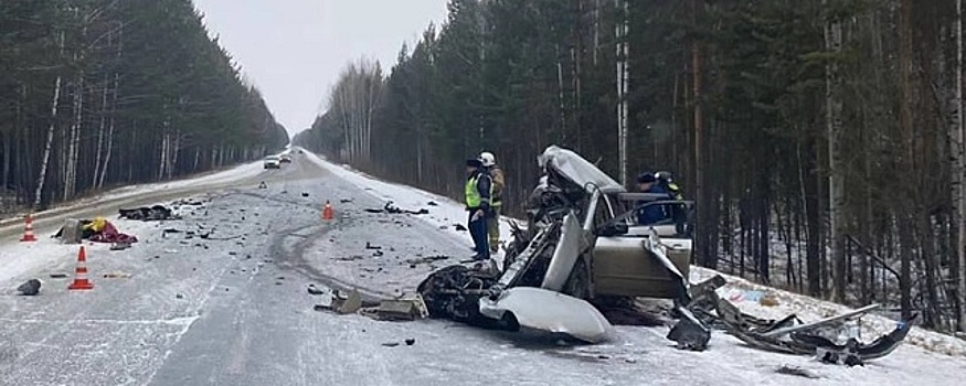 В ДТП с разорванной грузовиком легковушкой в Красноярском крае погибли трое