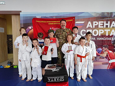 Владивостокский ветеран провел урок мужества юным каратистам