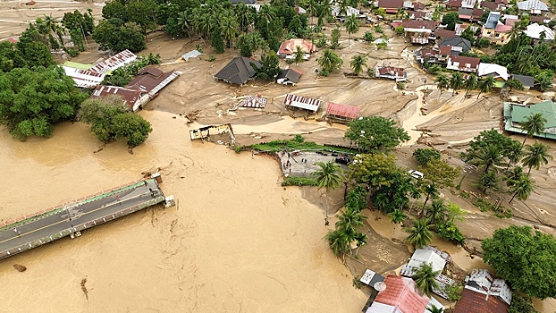 В Индонезии число погибших от наводнения выросло до 631