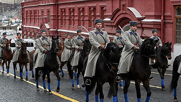 Собянин поздравил ветеранов с 78-й годовщиной парада на Красной площади