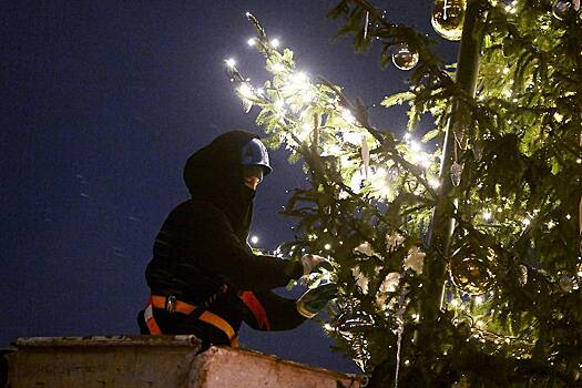 Ель на главной площади российского города перестала «выглядеть как туалетный ершик»