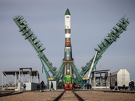 На стартовом комплексе Байконура установили ракету с изображением хохломы