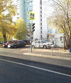 Стойку с дорожным знаком на Новосущевской улице восстановили по просьбе жителя