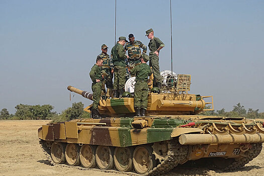 Российским военным показали индийские Т-90