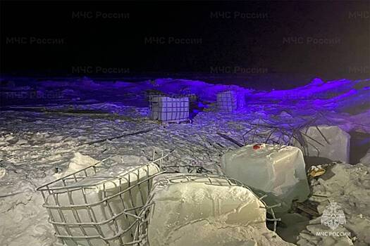 На российской трассе нашли брошенные кубы с опасной жидкостью