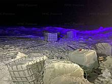 На российской трассе нашли брошенные кубы с опасной жидкостью