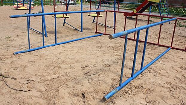 В Тверской области на 10-летнего мальчика упала игровая конструкция