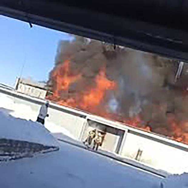В российском регионе масштабный пожар на производстве попал на видео