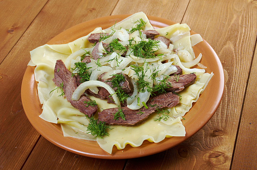 Бешбармак — это традиционное блюдо кочевников, которое тоже нужно есть руками. Само название блюда с киргизского языка переводится как «пять пальцев». Есть его нужно, захватывая мясо кусочком теста.