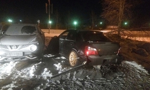 В Ноябрьске водитель иномарки собрал страйк на парковке автоцентра