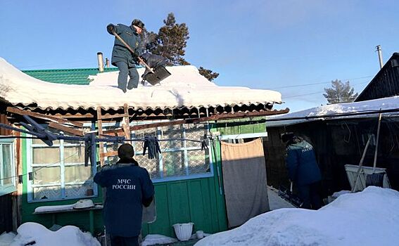 Пожарные чистят снег пенсионерам в Усть-Таркском районе