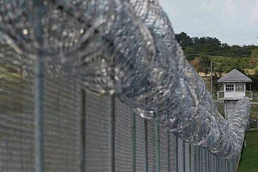 Мать пятилетнего ребенка влюбилась в заключенного