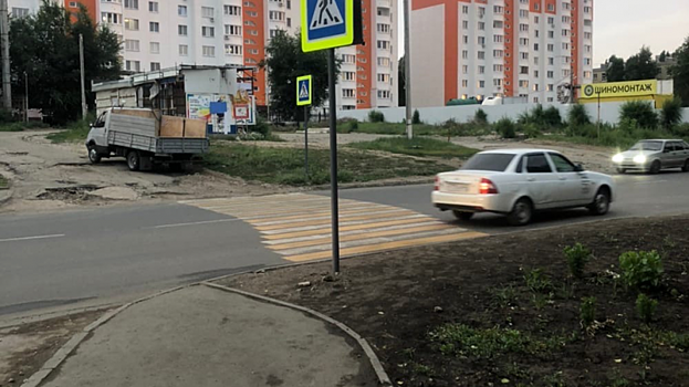 «Это Россия, детка». В Саратове строители пешеходной дорожки снова не попали в переход