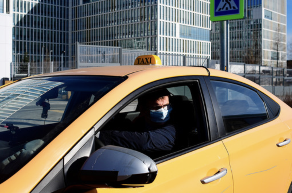 Момент избиения пассажиркой такси водителя во Владивостоке попал на видео