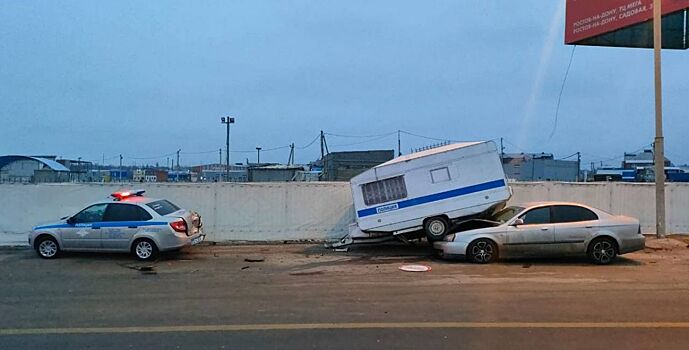 В Ростове автомобиль врезался в полицейский фургон