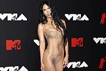 Меган Фокс появилась на премии MTV в прозрачном платье