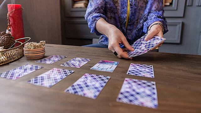 Астрологи рассказали, каким четырем знакам зодиака опасно себе гадать