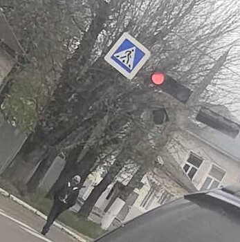 Опасный светофор в Твери повис на проводочке