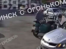 В Челябинске на видео попало, как женщина разбила авто мопедом на фотосессии