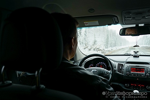 Снегопады ударили по свердловским автомобилистам