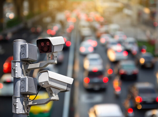 Почти 500 камер с нейросетью фиксируют говорящих по телефону за рулем водителей в Москве