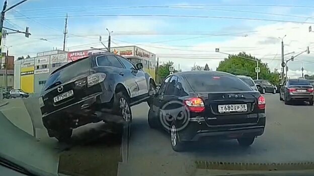 В Терновке водитель иномарки проехал по «Ладе»