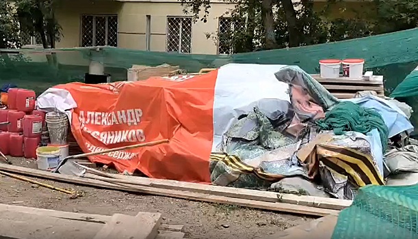 В Новосибирске губернатор Травников отреагировал на использование баннера с портретом участника СВО для укрытия мусора