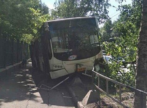 Автобус на тротуаре, 4-летняя девочка погибла от таблетки, подарки чиновникам и другие новости дня