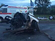 Под Красноярском иномарку разрезало на части от удара в столб