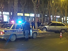 «Пассажира придавило дверью»: на Химмаше ВАЗ влетел в забор, двоих пострадавших увезли на скорой