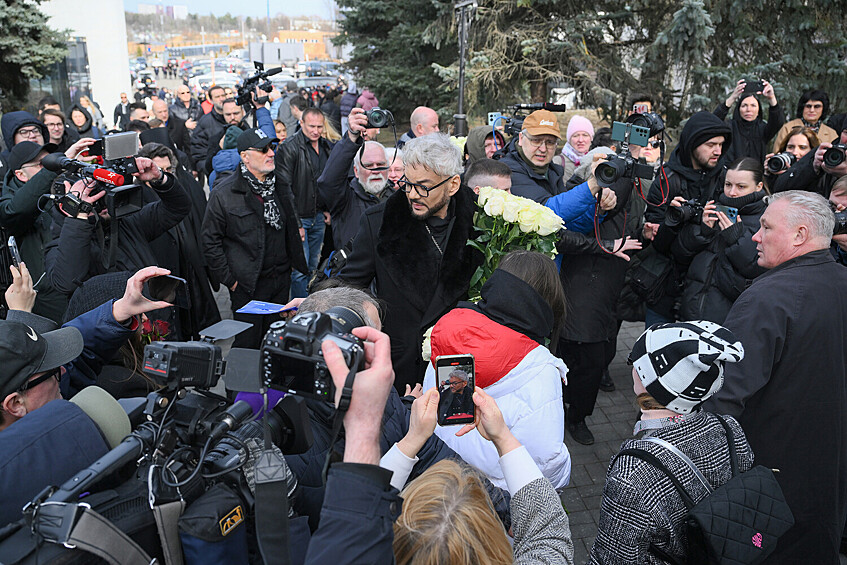 Журналисты и блогеры снимают Филиппа Киркорова на Троекуровском кладбище, где пройдут похороны его отца - народного артиста России Бедроса Киркорова, 21 марта 2025 года