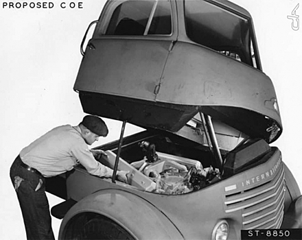 Почему у International Harvester кабина откидывалась вбок