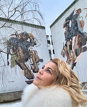 Актриса Пегова приехала в Выксу и сфотографировалась на фоне граффити
