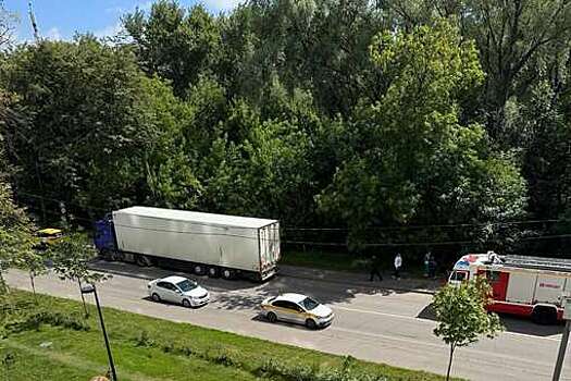 На видео попало, как столичная бабушка на Porsche снесла знаки и попала в ДТП