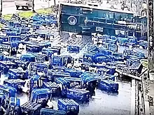 Грузовик с курами опрокинулся на скользкой дороге: видео