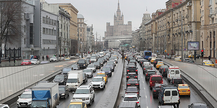 «Не спешите менять резину»: автоэксперты назвали правила безопасной езды на машине в оттепель