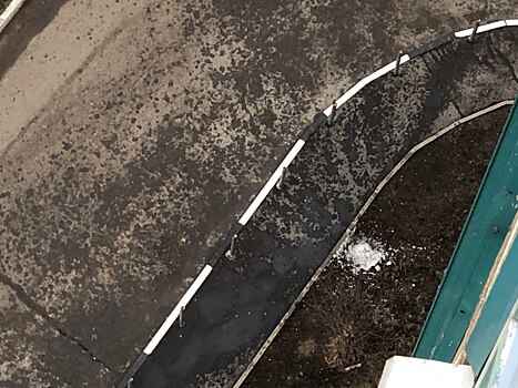 Огромные глыбы льда упали вблизи домов с пролетающего самолета в Москве