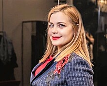 Глубокое декольте и струящийся шелк: Ирина Пегова появилась на вручении театральной премии в ярком образе