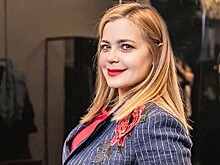 Глубокое декольте и струящийся шелк: Ирина Пегова появилась на вручении театральной премии в ярком образе