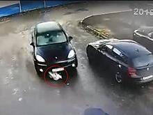 В Петербурге директор автосервиса сбил на "Порше Кайен" девушку и протащил по дороге
