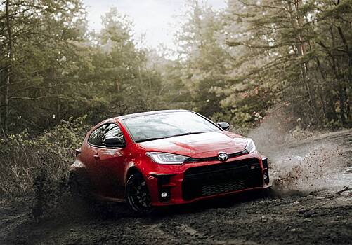 Toyota не прекращала продажи машин в России